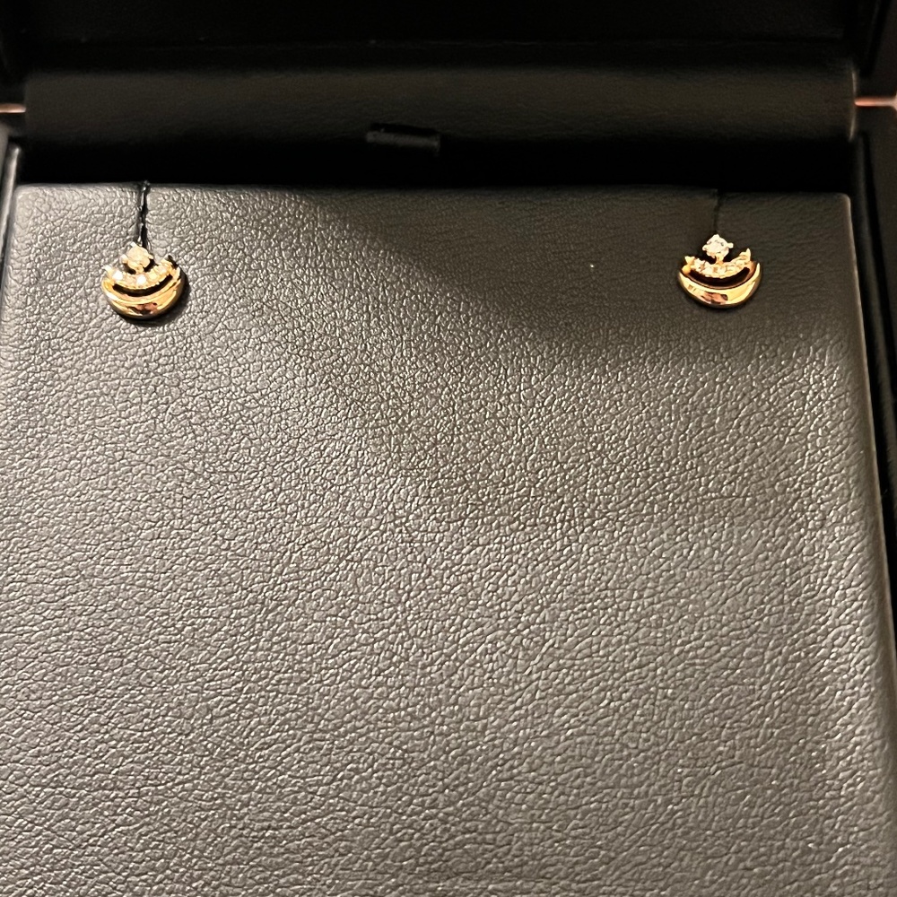 NWOT Dana Rebecca Yellow Gold Diamond stud  Earrings